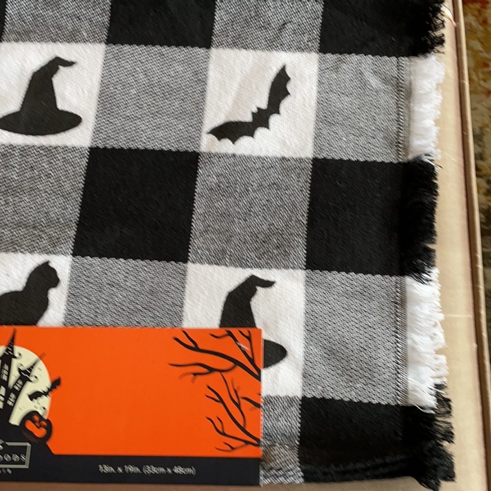 Set of 4 Halloween themed placemats - Picture 3 of 5